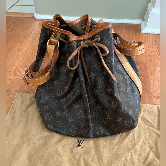 Louis Vuitton Petit Noe Drawstring bag. Used. - Picture 3 of 10